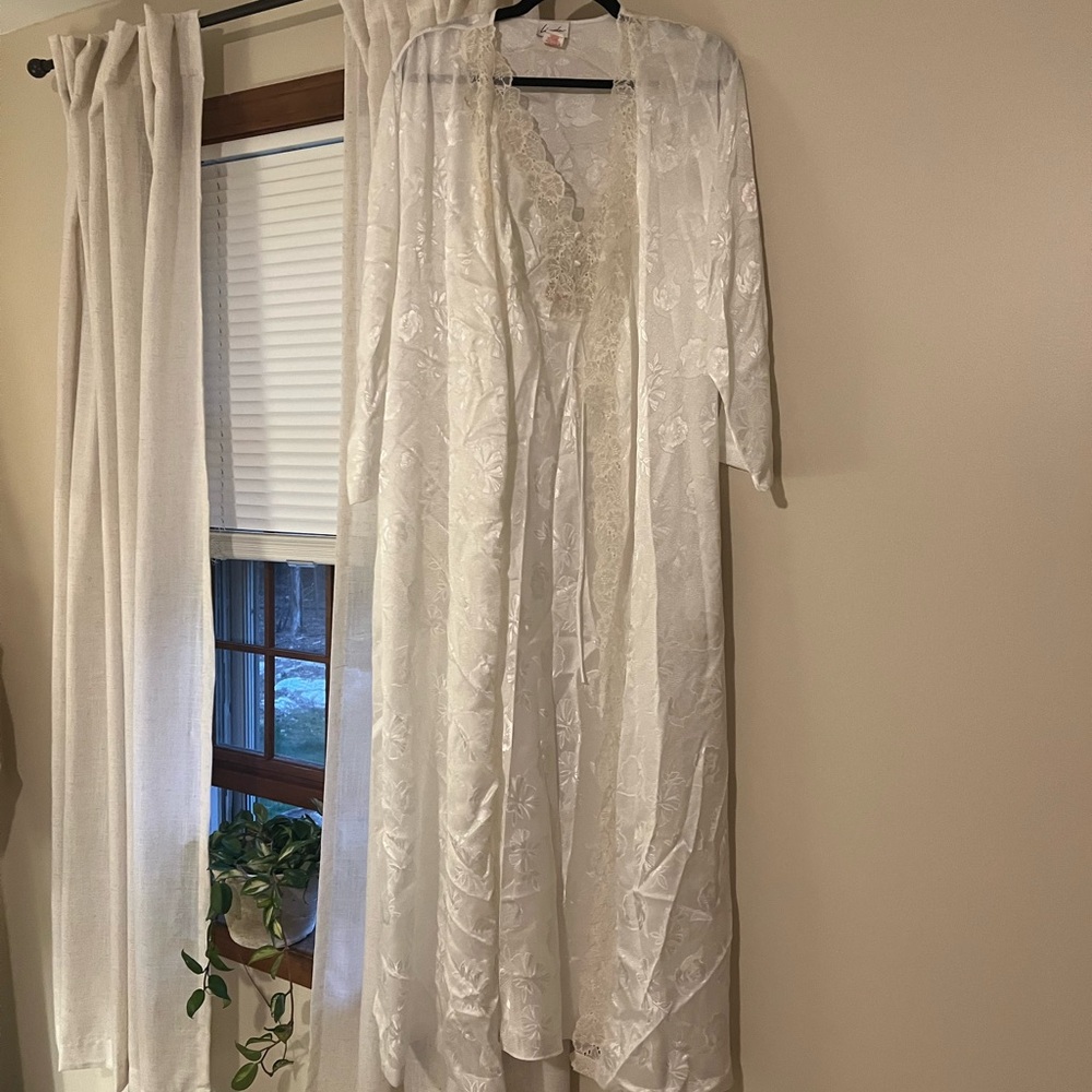 Vintage White Silk Floral Robe & Slip Dress - Perfect for Bride